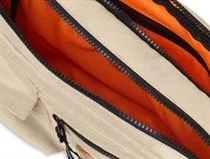 Indvendigt rum med orange foer i Mads Nørgaard Cappa taske trench coat